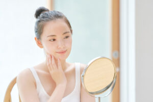 skin-mirror-woman-img