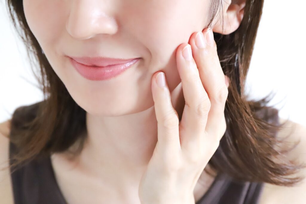 ほほに手を添える女性