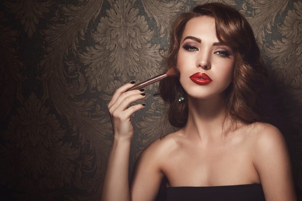 きれいにメイクをした女性