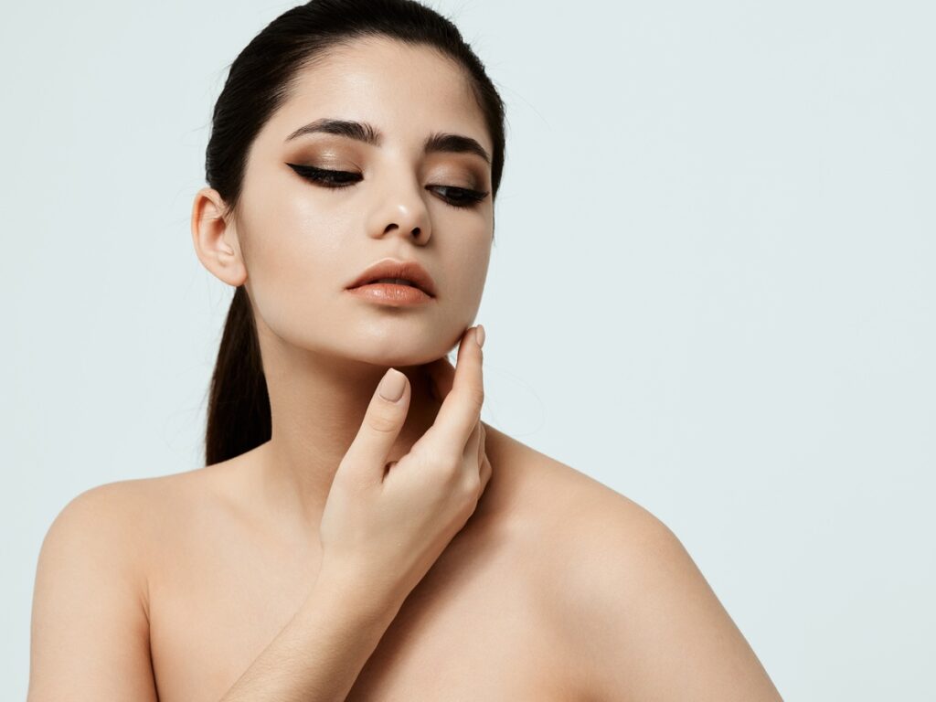 メイクをした黒髪の女性