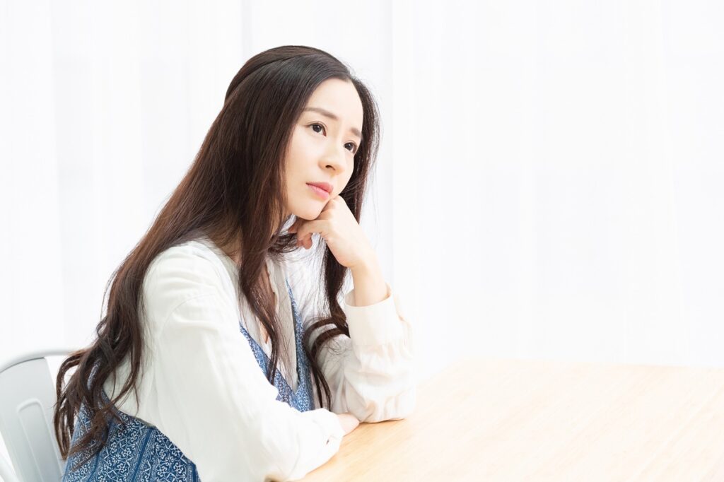 悩む女性