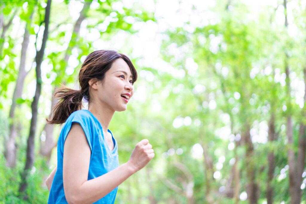 ジョギングをしている女性