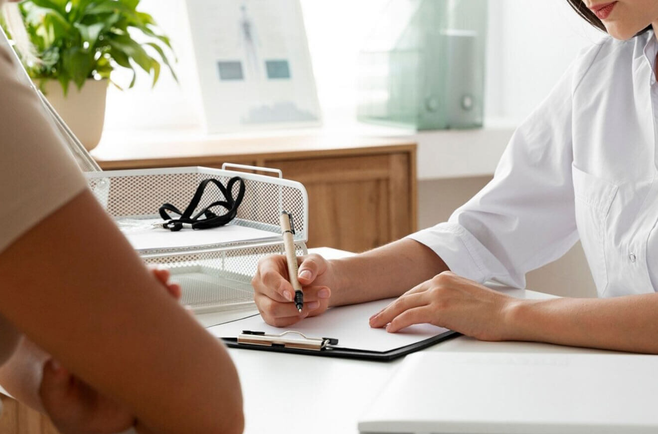 医師がアフターケアしている